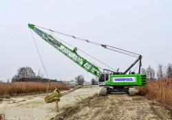 The 655E HD crane is equipped with a Hendrix drag bucket