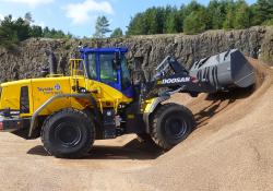  Tayside Contracts’ new DL350-5 wheeled loader in operation