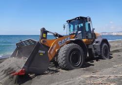 The 821G loader clearing up debris on the beach of the Sarno river