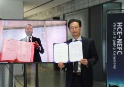  Hussain Al-Amoudi of NEFC (left) and Hyundai CE's Moon Jae-young at the online signing ceremony