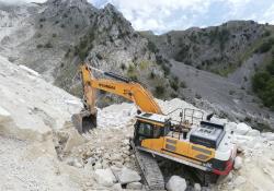 A 52-tonne Hyundai HX520L excavator is working flat out for Alba Ventura at its Colonnata marble quarry in Carrara, Tuscany