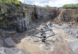 The mobile Kleemann plant train in the Schlag quarry consists of one jaw and cone crusher respectively as well as two screening plants and one stacker