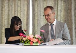 Luyen Nguyen (left), CEO and owner of Trung Hieu, signs the agreement with Betolar head of Asia Juha Pinomaa