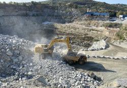 A Cat 374 excavator loading a Cat 771D off-highway truck at Àrids Garcia