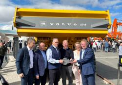 The first articulated hauler made from fossil-free steel in America was handed over to Volvo CE customer CRH at CONEXPO