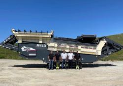 The Mineralteknikk team with their new MDS M413 mobile track trommel