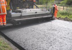 Asphalt laying machine