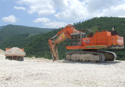 Hitachi EX1200 digging in Edilcalce quarry 