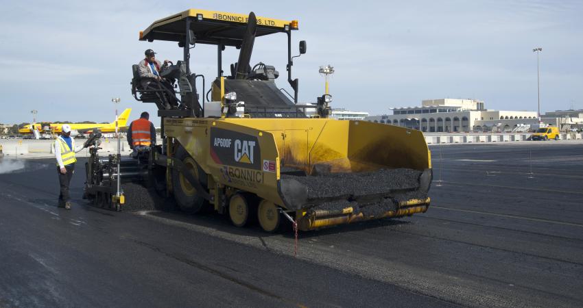 Caterpillar  AP600F paving work