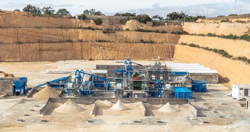 CDE’s tailor-made wet processing plant for SOMEVAM has helped the company diversify into the glass sand industry 