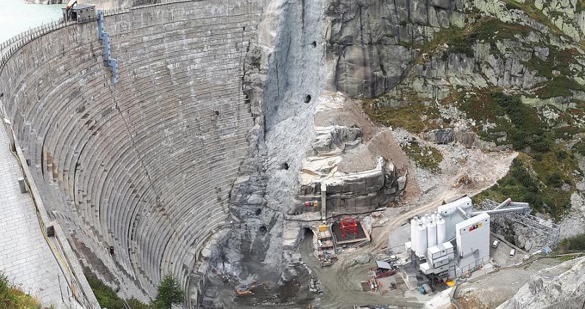 A new arch dam is being built in front of the existing Spitallamm dam that dates from 1930