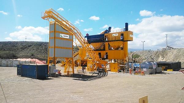 The Lintec CSD1500 asphalt mixing plant produces a special blend of asphalt for the dam