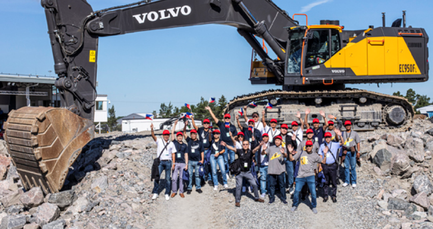 Guests from the Philippines, Thailand, and Japan in front of Volvo’s largest crawler excavator, the EC950F. 