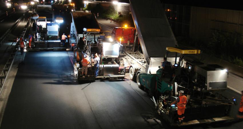 Resurfacing the A99 near Munich after dark