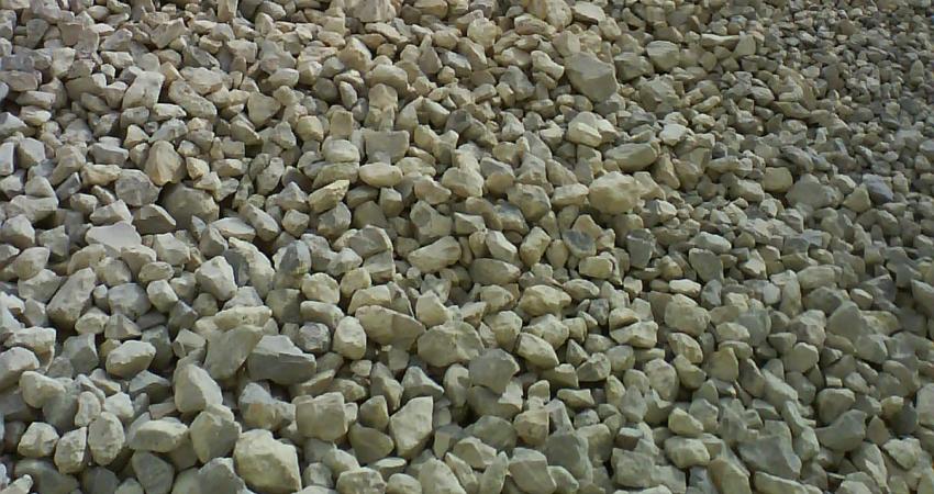 Conveyor depositing aggregate