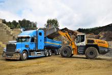 liebherr-l580-xpower-jung-loading-us-truck-300dpi 650.jpg