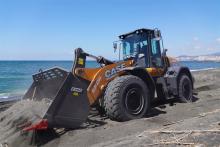 The 821G loader clearing up debris on the beach of the Sarno river