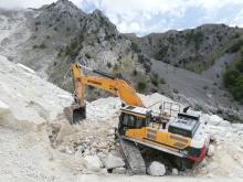 A 52-tonne Hyundai HX520L excavator is working flat out for Alba Ventura at its Colonnata marble quarry in Carrara, Tuscany