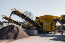  Büscher's Keestrack K4e ZERO screen is connected to the plug out functionality of the R3e ZERO impact crusher. The complete production train is powered by sustainable solar energy.