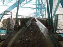 aggregates on a conveyer belt before washing