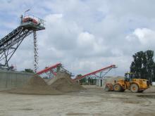 loader in front of chepintsi quarry