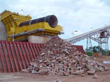 Screen processing waste material and material from the quarry face