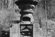 An early steam-driven single roll crusher