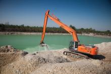 Hitachi 350 dredging a lake