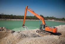 Hitachi 350 dredging a lake