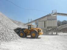 wheeled loader coping with hot, dusty conditions